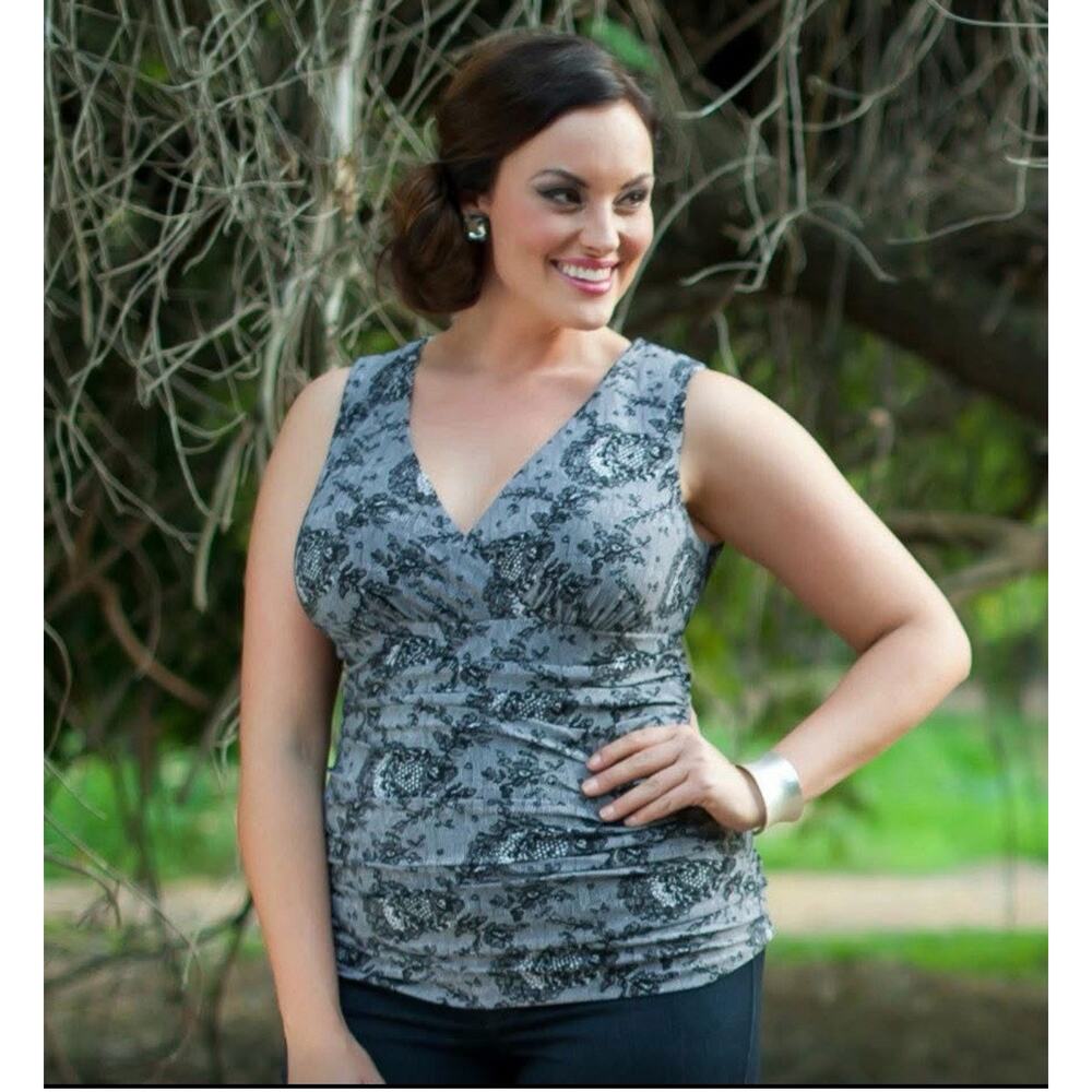 Kiyonna Top 2X Sleeveless Roslyn Ruched Style Slimming Lace Print Lined V Neck